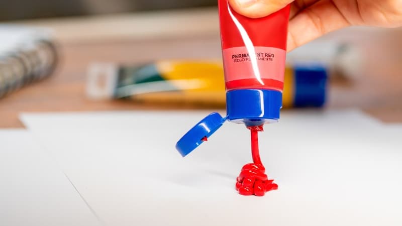 De la peinture acrylique rouge