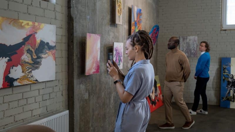 Des amateurs d'art qui analysent la composition de peintures