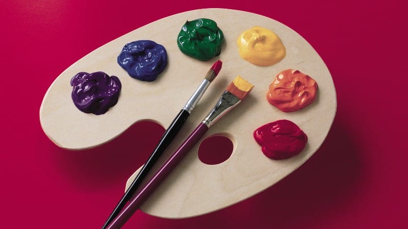 Des couleurs bien isolées sur une palette en bois