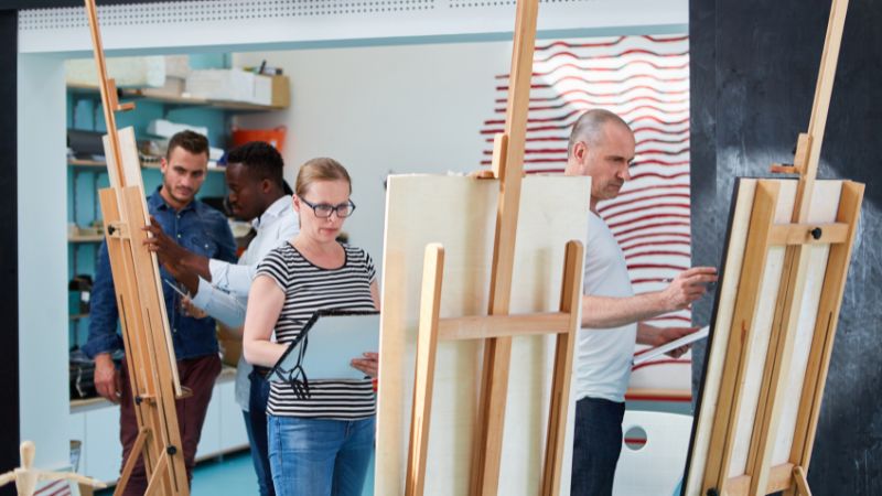 Des élèves dans un cours d'art abstrait