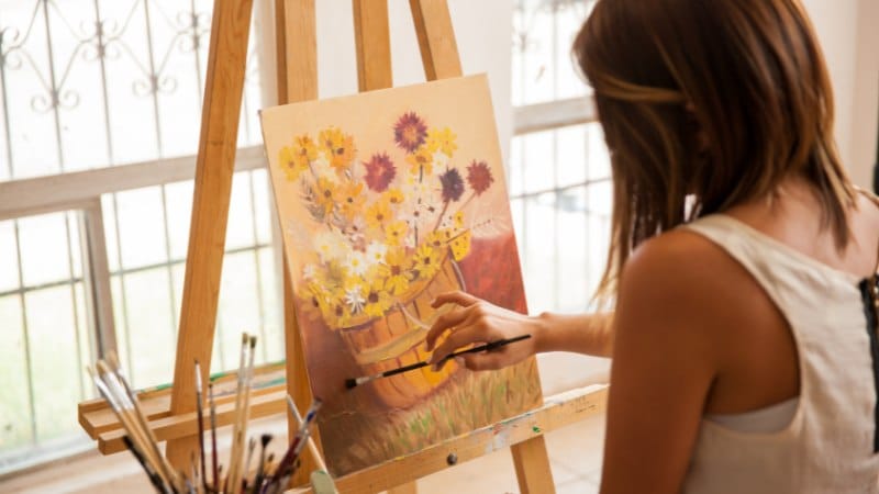 Des retouches pour la finalisation d'une peinture