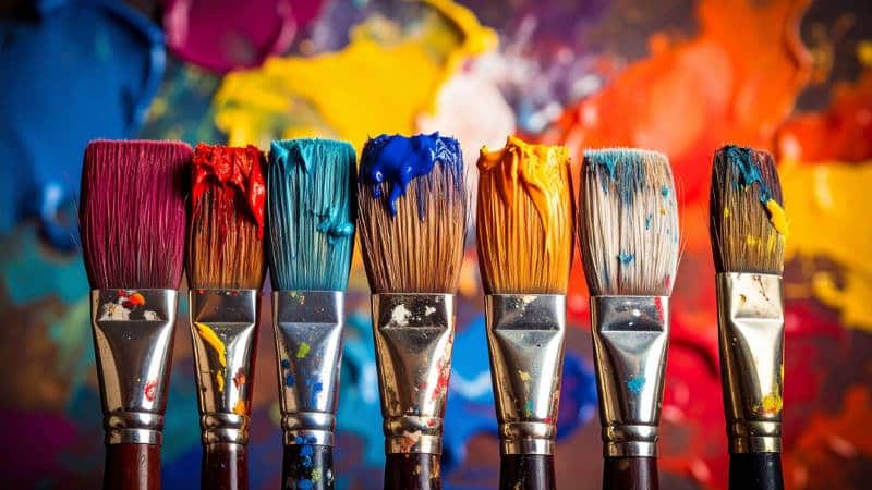 Différents pinceaux et matériaux pour la peinture