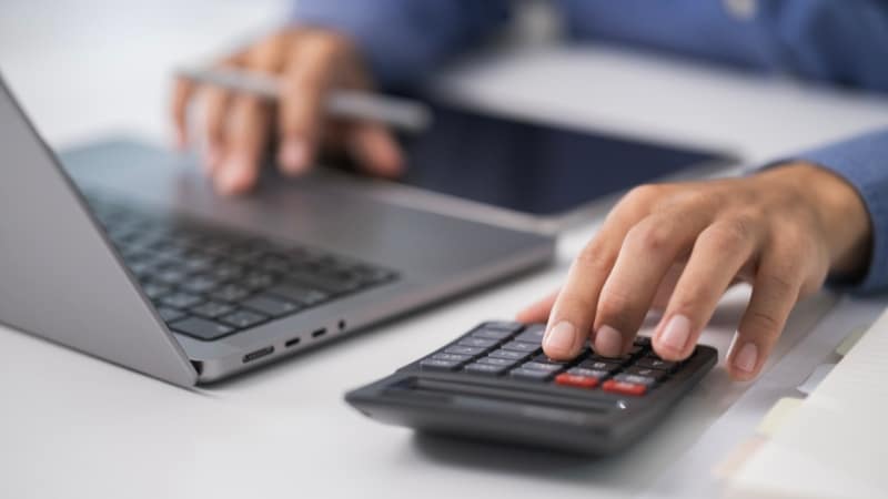 Un artiste peintre qui prépare sa déclaration de revenus