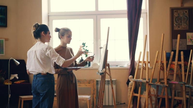 Un cours de peinture à l'huile en présentiel