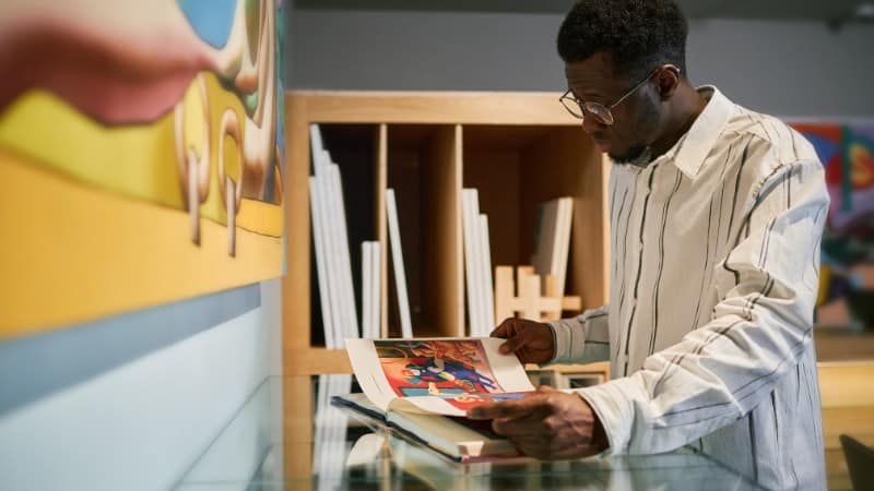 Un homme qui lit des livres d'art japonais