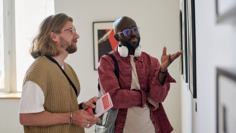 Un homme qui parle à un expert en art de la peinture