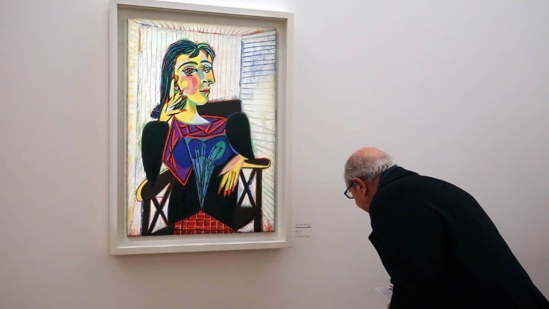 Un homme qui tente d'interpréter le message caché d'un tableau