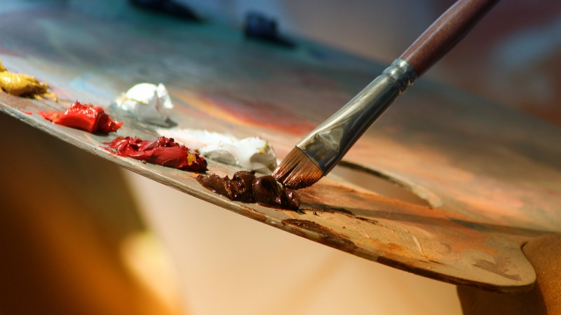 Un jeune peintre qui a choisi la peinture acrylique