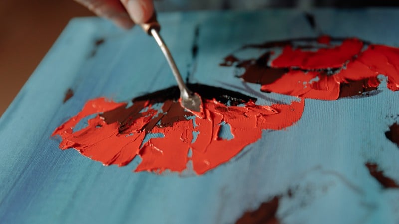 Un jeune peintre qui s'initie aux techniques de base d'une peinture