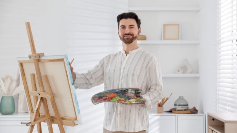 Un peintre abstrait toujours motivé à peindre