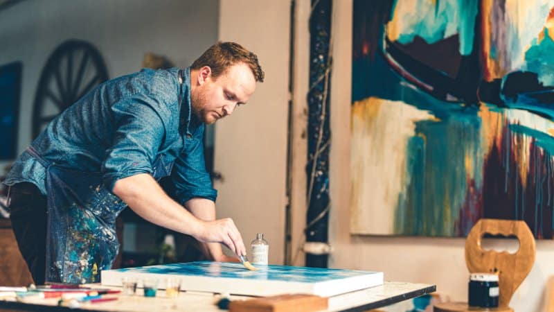 Un peintre acrylique qui apprend la superposition des couches