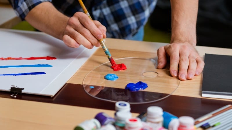 Un peintre débutant en train de commencer la peinture acrylique