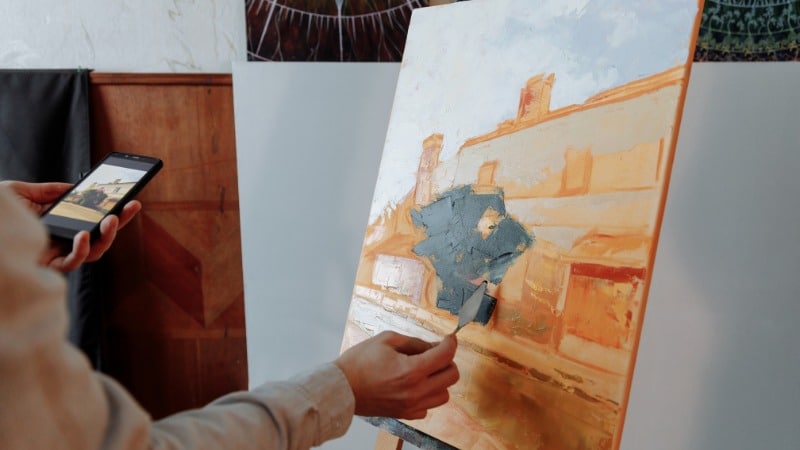 Un peintre débutant qui suit un tuto peinture