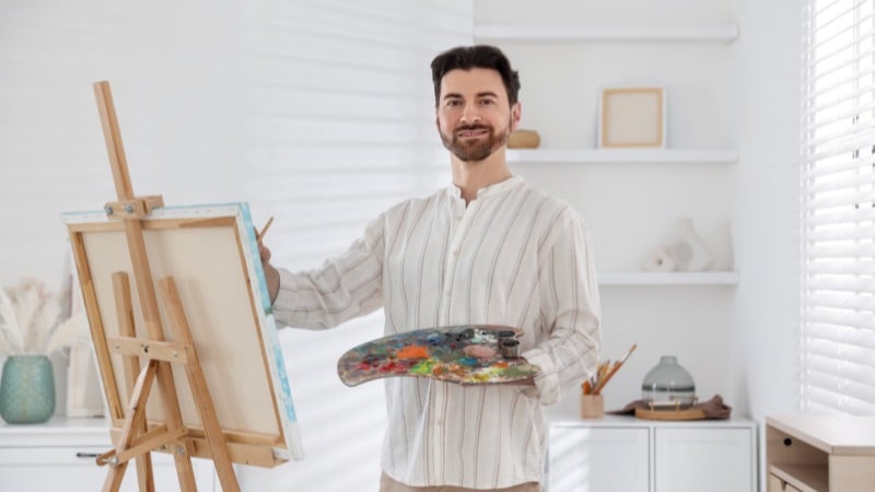 Un peintre en train d'apprendre la technique de peinture de Van Gogh