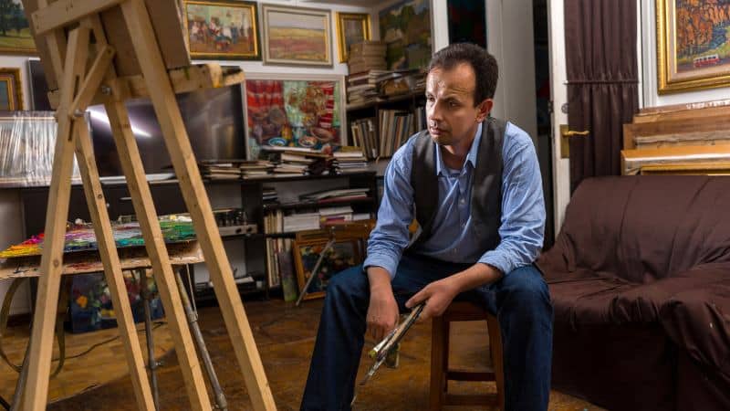 Un peintre qui évalue l'impact visuel de sa peinture de style Rothko