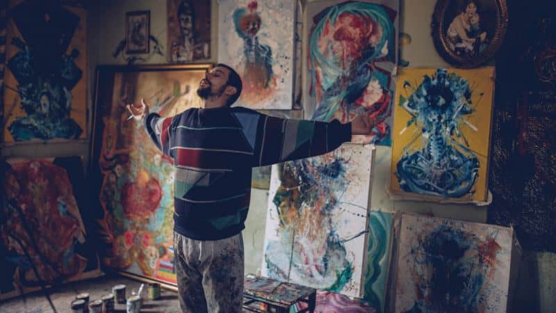 Un peintre qui exprime sa créativité et ses valeurs à travers ses peintures