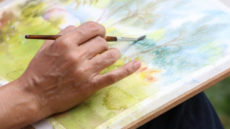 Un peintre qui pratique la technique des fondus