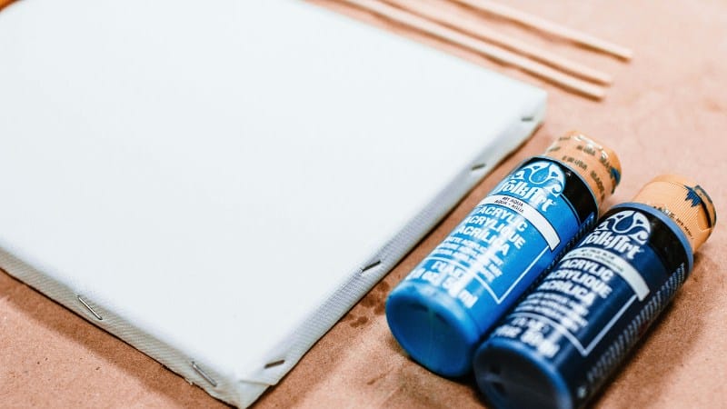Un support de peinture et des tubes de peinture acrylique