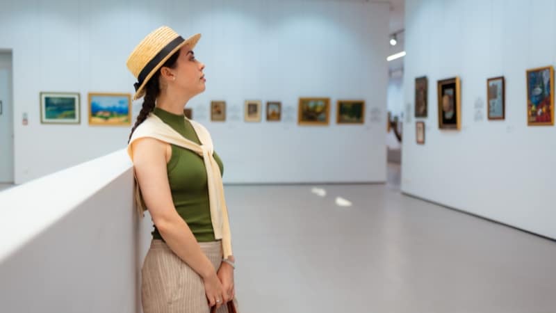 Une artiste peintre amatrice qui visite un musée pour découvrir ses aspirations artistiques