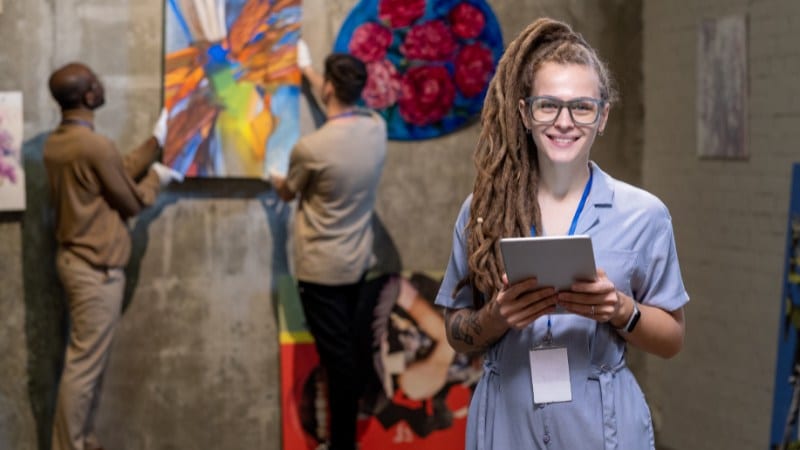 Une artiste peintre qui va présenter son travail au public