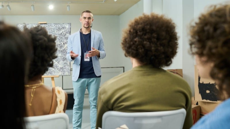 Une conférence organisée par un peintre professionnel