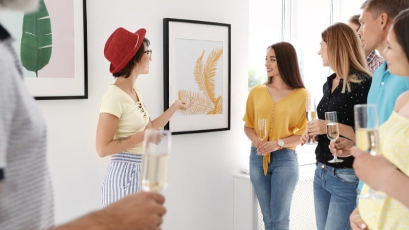 Une experte en peinture qui décrit une toile