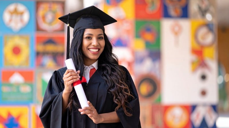Une femme diplômée après une formation pour devenir artiste-peintre