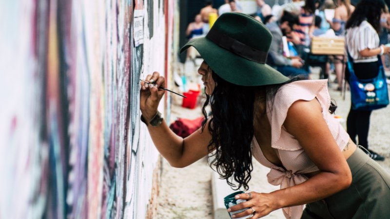 Une femme en train de signer sa peinture