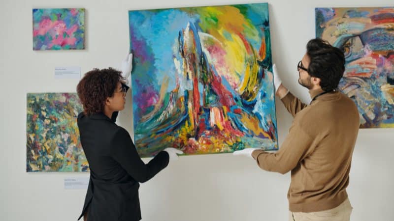 Une femme peintre qui prépare sa première exposition de peinture