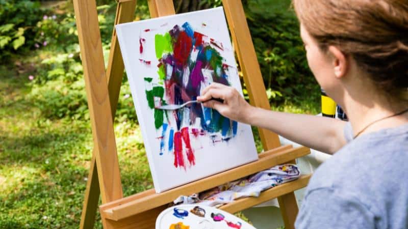 Une femme qui débute la peinture au couteau