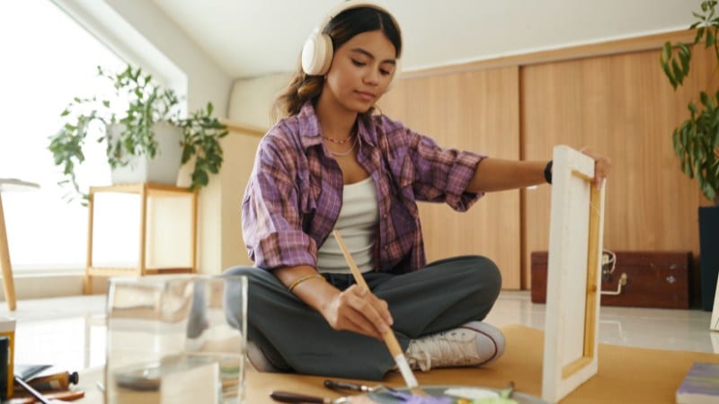 Une femme qui prépare sa toile pour peindre à la Rothko