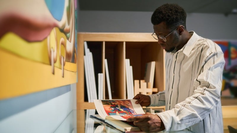 Une homme en train de voir la composition d'une œuvre d'art