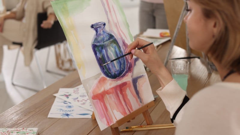 Une jeune peintre qui apprend la composition asymétrique