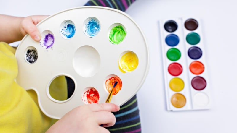 Une palette de peinture avec des couleurs bien isolées