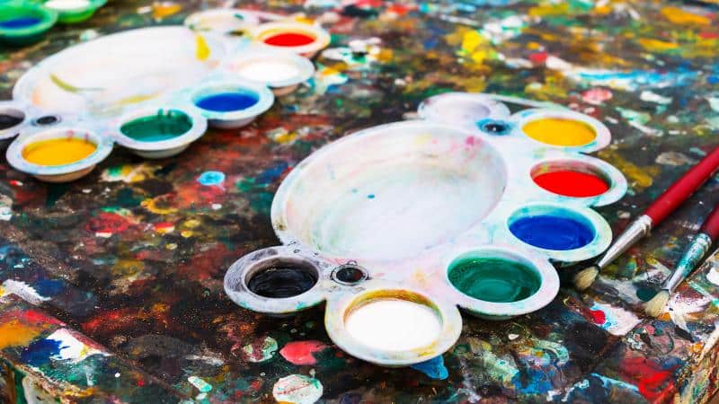 Une palette de peinture en plastique