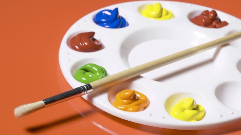 Une palette en plastique avec un espace central pour bien mélanger les peintures