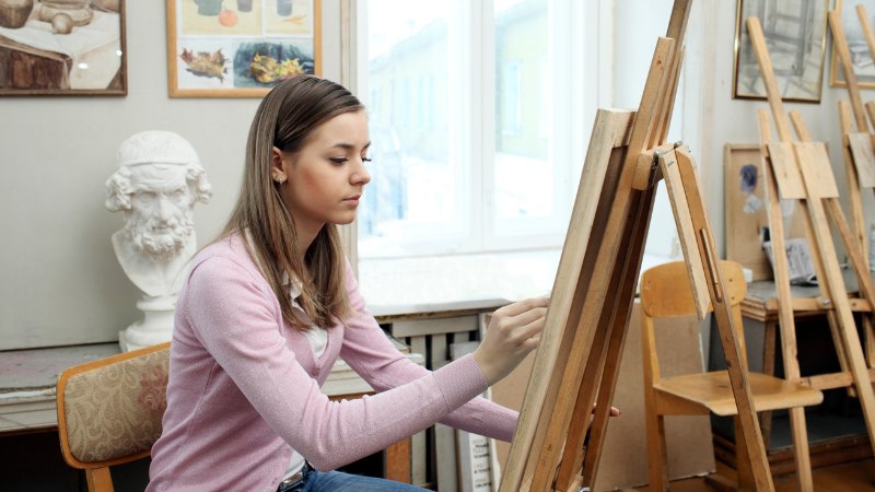 Une peintre débutante qui a son propre atelier de peinture