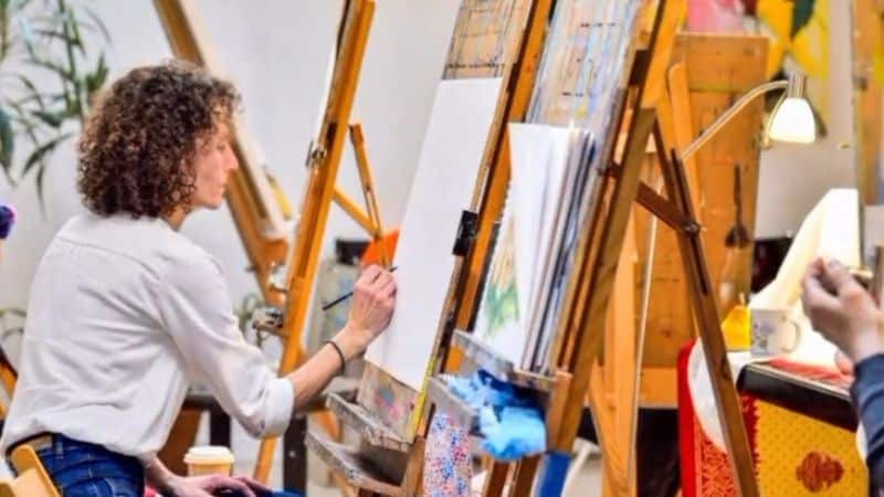 Une peintre en train d'apprendre la technique de peinture de Van Gogh