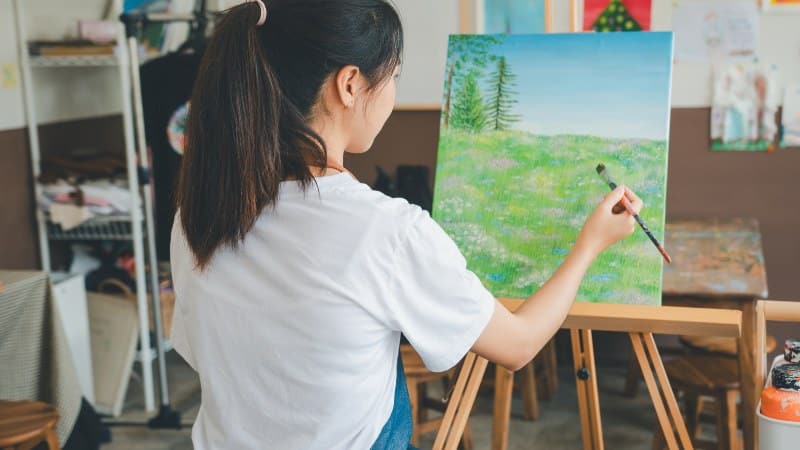 Une peintre qui a suivi un tuto peinture acrylique moderne