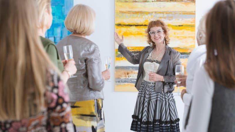 Une peintre qui a un bon sens du relationnel