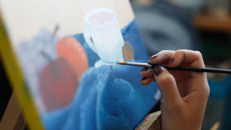 Une peintre qui applique les principes de la composition en peinture