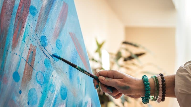 Une peintre qui fait de la peinture abstraite
