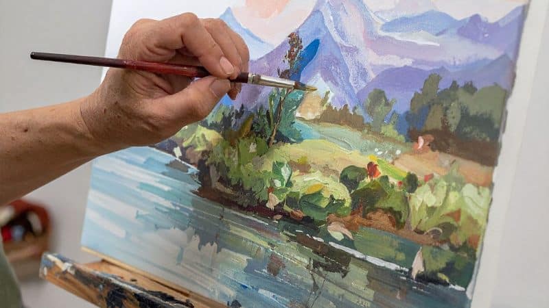 Une peintre qui peint un paysage asymétrique