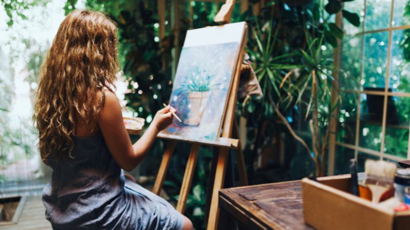 Une peintre qui travaille le jour et qui peint le soir
