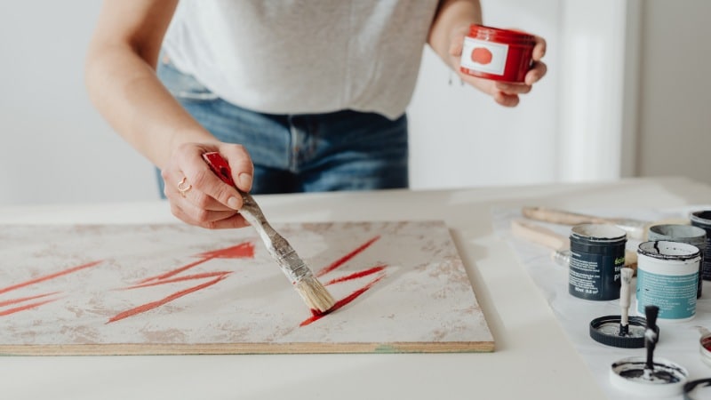 Une peintre qui vient de préparer sa toile et l'esquisse