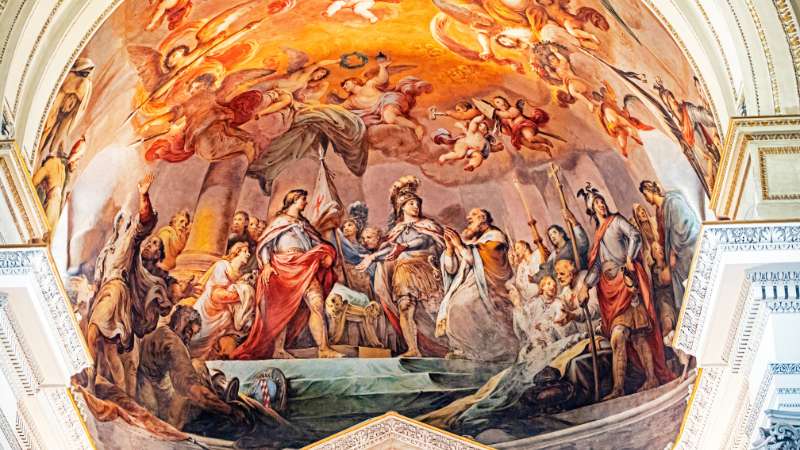 Une peinture religieuse dans une église