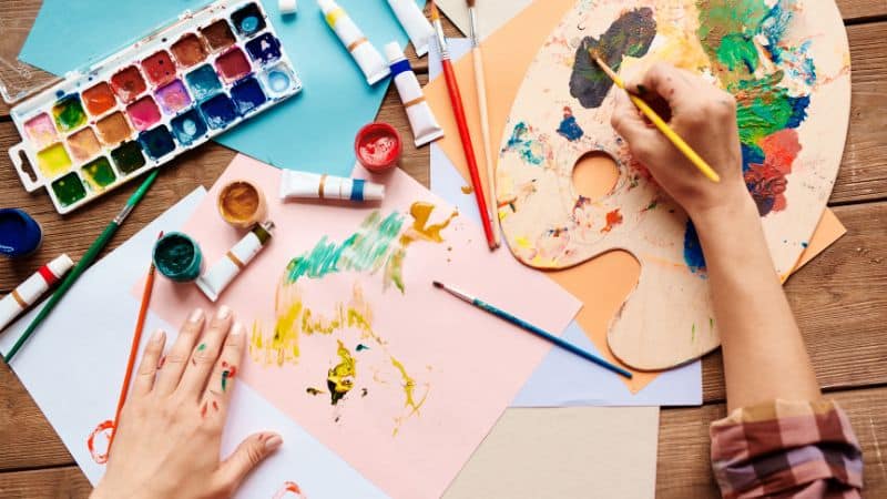 Une personne qui s'exerce à la peinture gouache